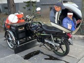 Triciclo de pan y café choca contra motociclistas en la Cuauhtémoc