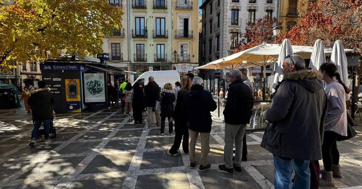 La ilusión no se va de puente: decenas de personas hacen cola para comprar su décimo de Navidad en Granada