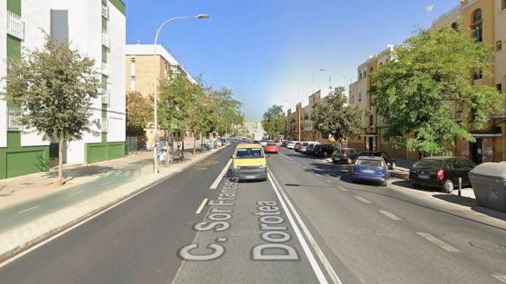 Un hombre atropella a una mujer y se da a la fuga cuando conducía sin permiso en vigor por Sevilla