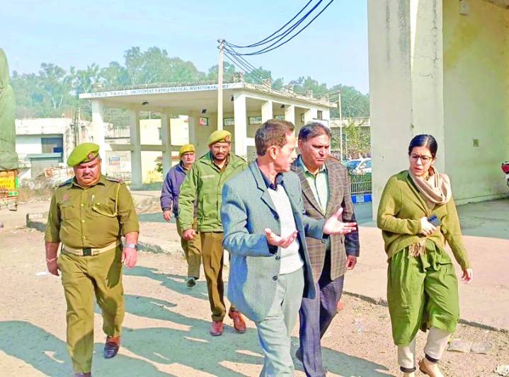 Avny Lavasa conducts surprise inspection of MVD Tax Collection Post at Lakhanpur