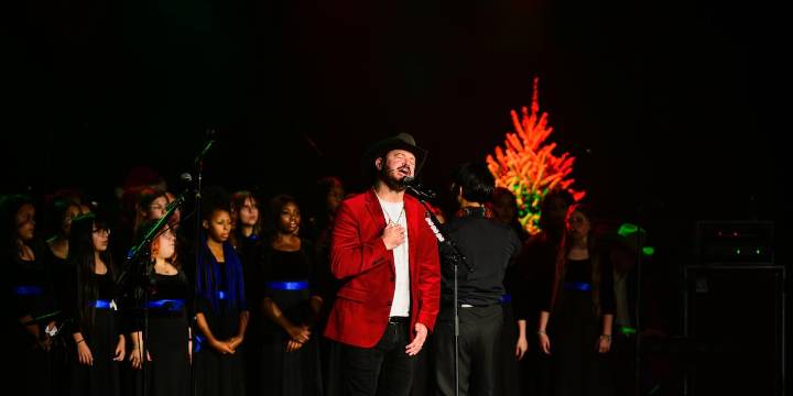 Tennyson Middle School Choir performs with Wade Bowen at sold