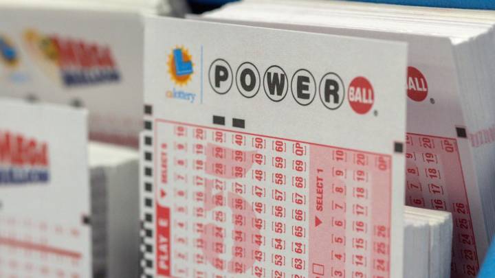 Powerball jackpot hits $1 billion after no Wednesday winner