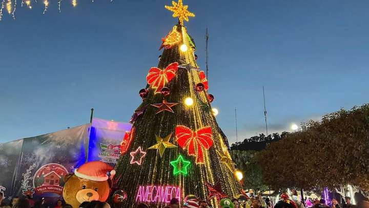 Encendido navideño ilumina la zona de los volcanes