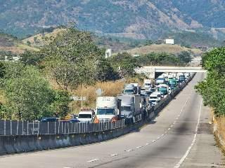 Bloqueo en la Autopista del Sol provoca enfrentamientos entre manifestantes y automovilistas