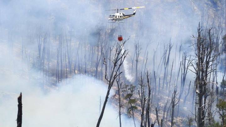 Un rayo desató un incendio en Lago Puelo y el desastre ya supera las 3.000 hectáreas quemadas