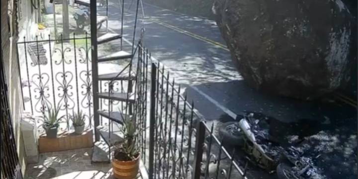En video: Hombre se salvó de ser aplastado por una gigantesca roca en Dabeiba, Antioquia