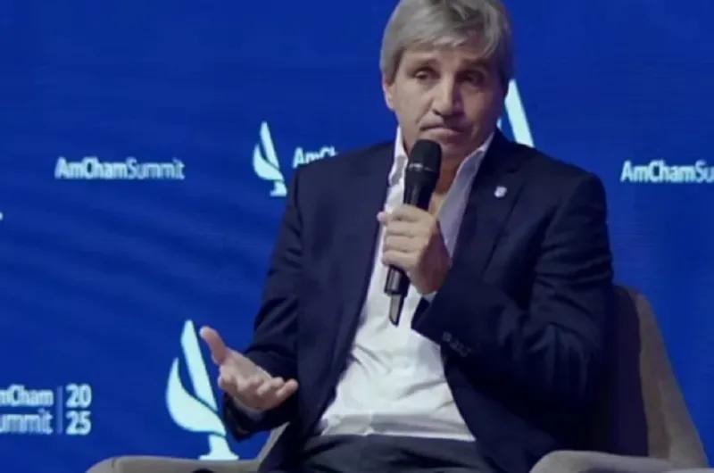 Caputo confirmó negociación por hasta US$7.000 millones y el riesgo país cayó a 639 puntos