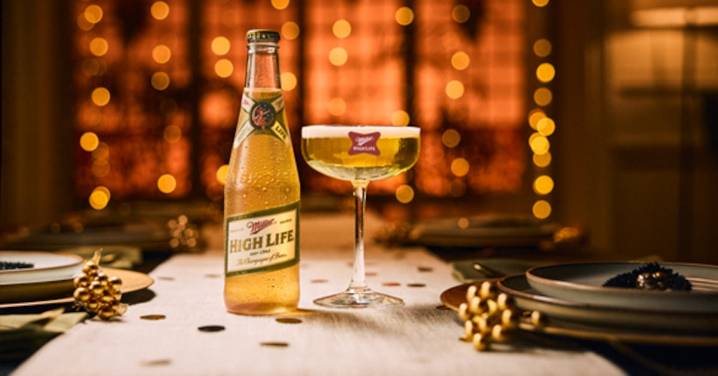 Olvídate de las uvas: Miller High Life lanza esferas navideñas hechas de cerveza
