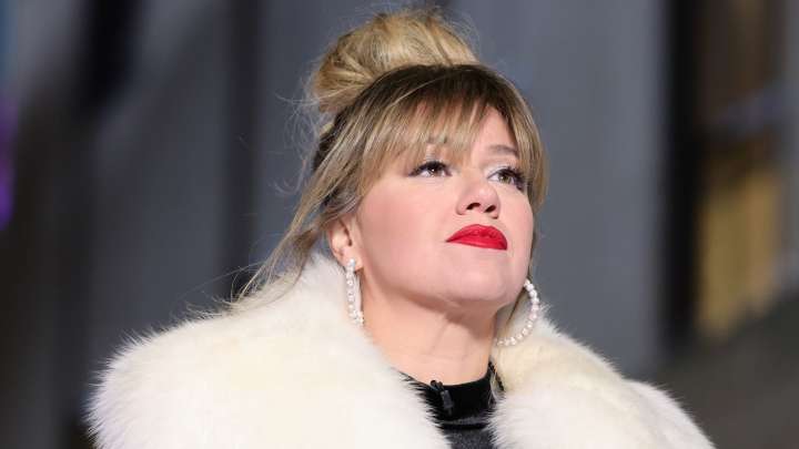 7 Pics Of Kelly Clarkson Going Makeup Free Over The Years