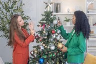 Por qué limpiar la energía de tu árbol de Navidad antes de Nochebuena