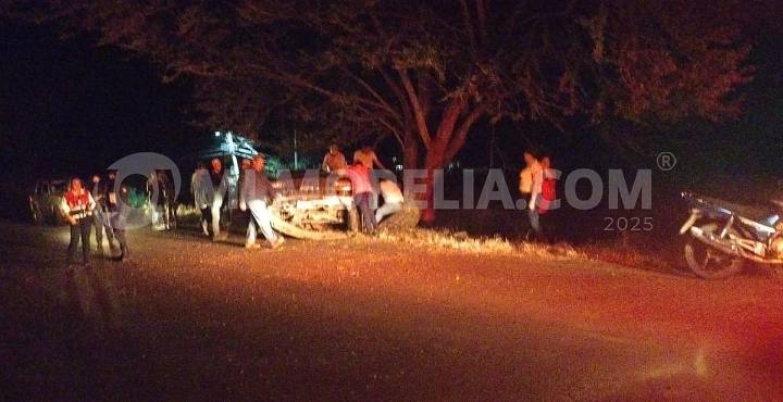 Joven fallece al volcar su camioneta en la carretera Uruapan