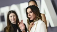 Victoria Beckham lleva las uñas almendradas de Navidad que rejuvenecen las manos a los 50