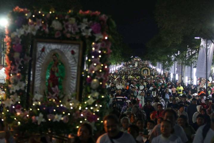 Miles de fieles creyentes acuden a las ‘mañanitas’ a la Virgen de Guadalupe en la Basílica
