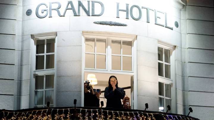 María Corina Machado reapareció en Oslo y cantó el himno con sus seguidores