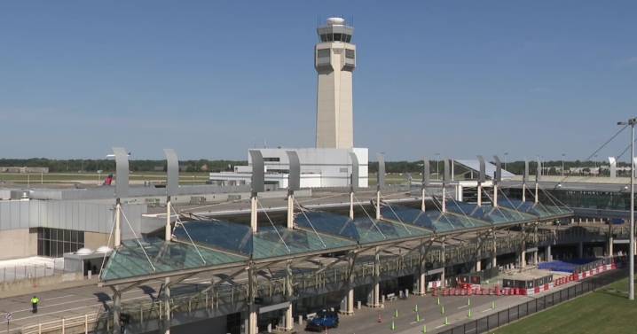 Man in custody after making threats at Cleveland Hopkins International Airport