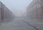 León amanece bajo una espesa capa de niebla en este lunes festivo