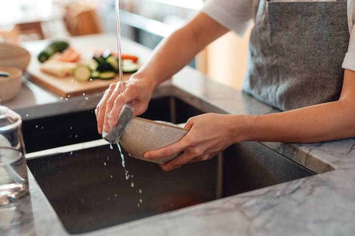College Student Upset Parents Yell at Her for Not Cleaning Kitchen After Dinner