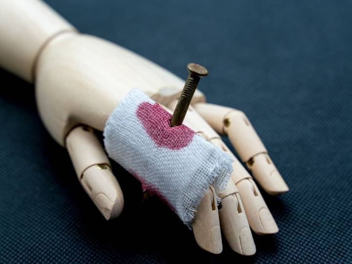 Cómo actuar ante sangrados externos, paso a paso