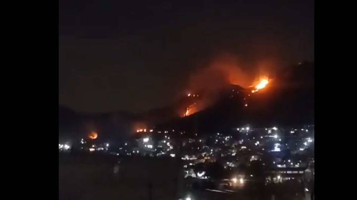 Reportan Fuerte Incendio en el Cerro de Loma de Tepeolulco en Ecatepec, Edomex