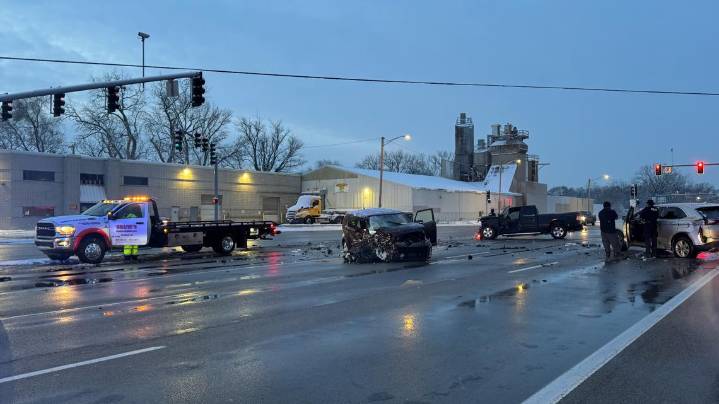 At least 3 vehicles damaged in south Toledo crash Tuesday morning