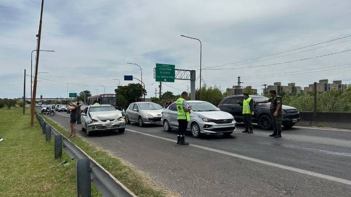 Múltiple choque en la ruta 168: cinco autos involucrados y una personas trasladada