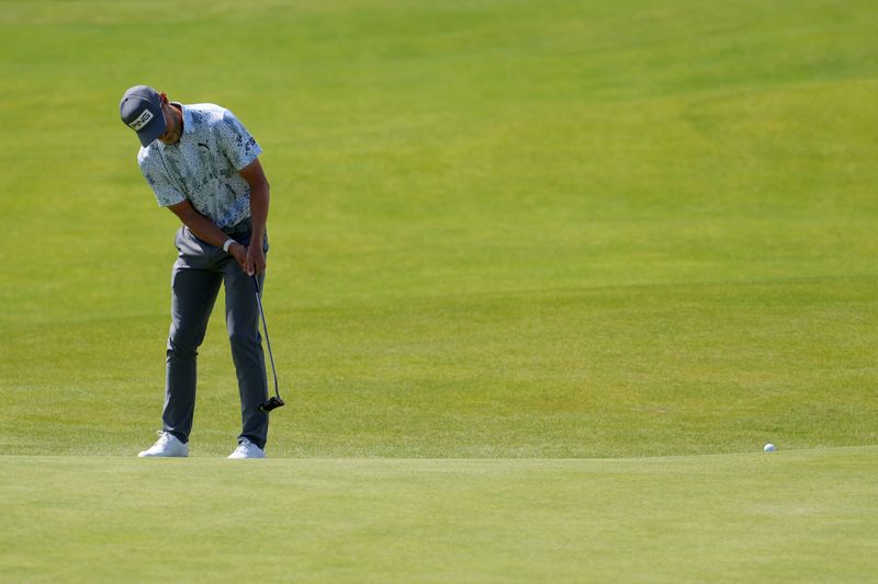 Golf-Reitan holds onto narrow lead at Sun City