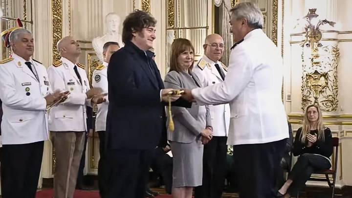 En su último acto en Seguridad, Bullrich participó con Milei de la entrega de sables