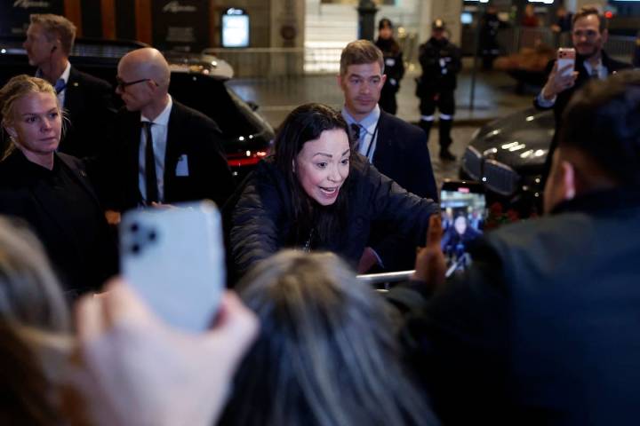 Video. María Corina Machado salta las vallas para abrazar a simpatizantes que gritan su nombre en Oslo