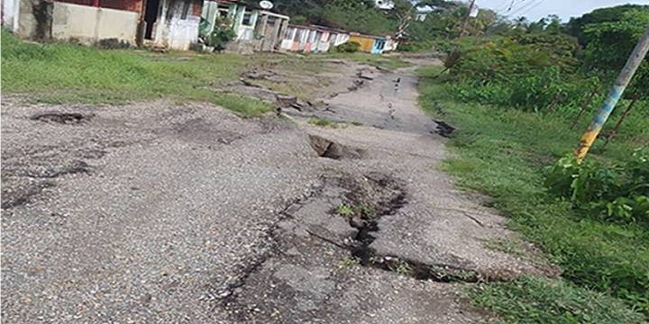 Familias en alto riesgo ante derrumbe de calle en Quiriquire