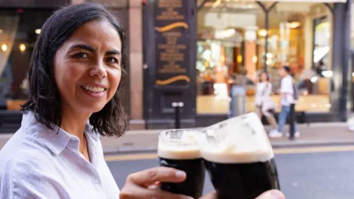 Las etiquetas en las botellas que buscan cambiar la compleja relación que tiene Irlanda con el alcohol Qué dicen.
