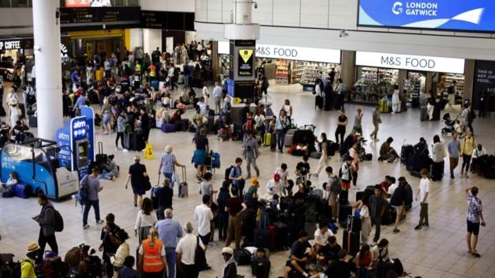 Cientos de venezolanos quedan varados en Madrid después la suspensión de vuelos tras la presión militar