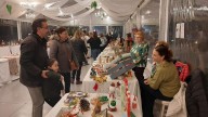 Torazu, en Cabranes, un concurrido muestrario de Navidad: así ha sido el mercadillo que recauda fondos para el pueblo
