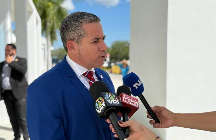 Miami-Dade propone reemplazar la calcomanía amarilla de la matrícula
