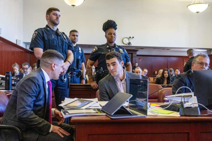 Mangione intenta excluir pruebas de su juicio por el asesinato de director ejecutivo