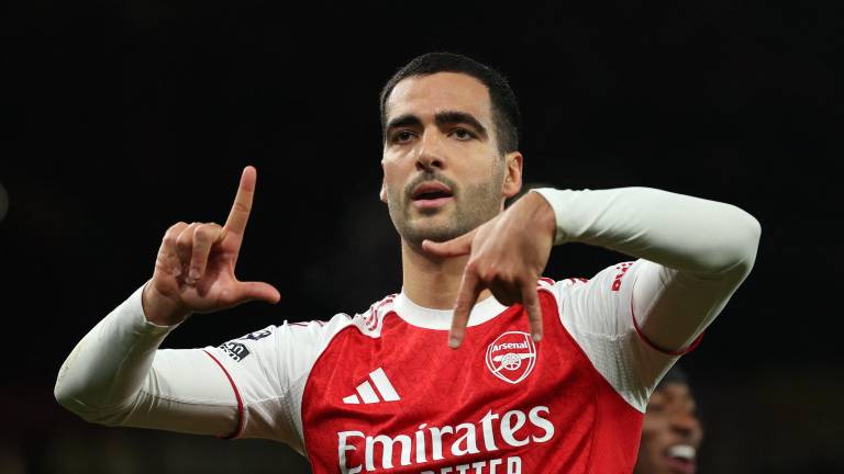 Arsenal vence 2-0 al Brentford y consolida su liderato en la Premier League