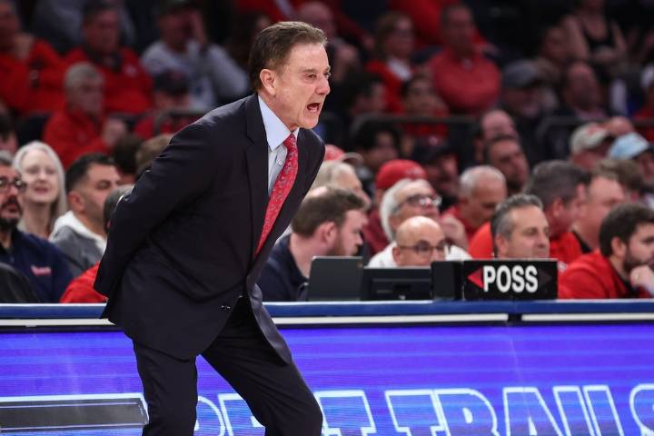 Deadspin | No. 22 St. John's clashes with Iona as Rick Pitino faces former team