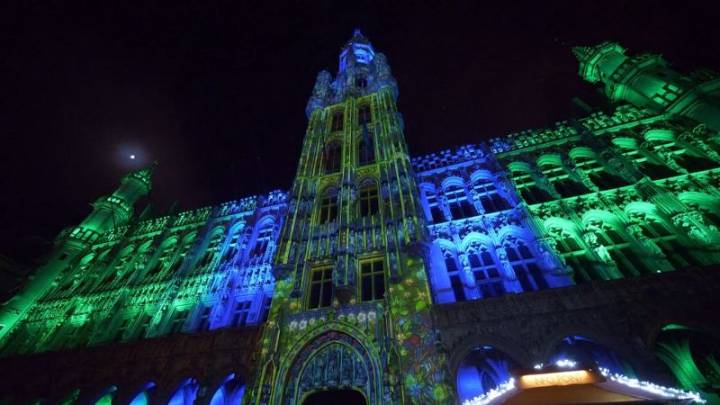 Espectáculo de luz y sonido da inicio a la Navidad en la Grand Place de Bruselas