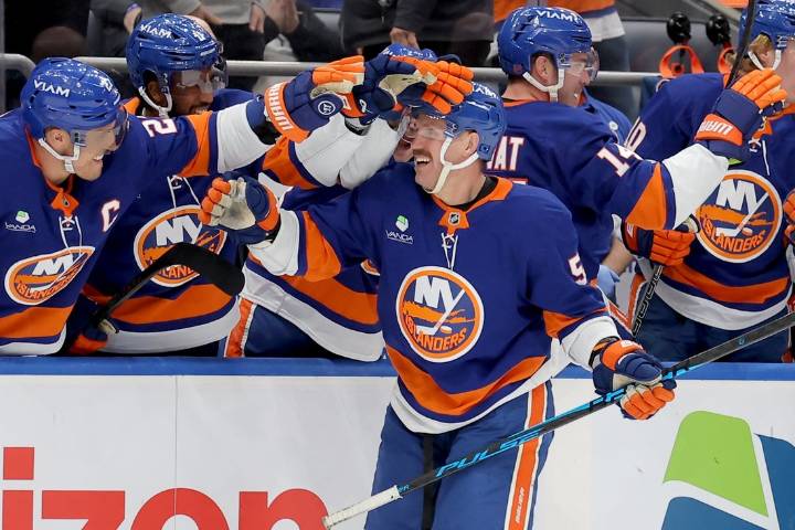 Deadspin | NHL roundup: Islanders end Avalanche's 17-game point streak
