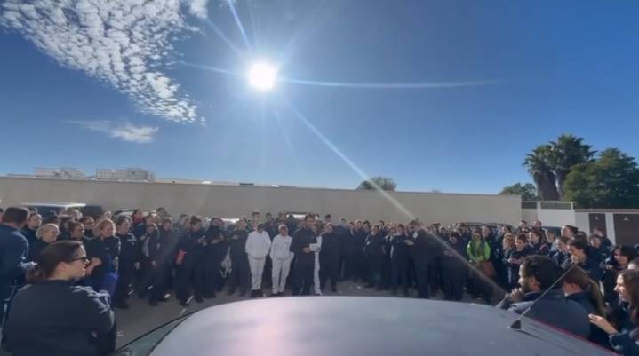 Un numeroso grupo de trabajadores de LADERCOS lee un comunicado contra la tensión creada por el movimiento sindical