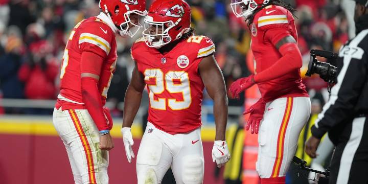 Chargers closing in on playoff spot as Chiefs face elimination in AFC West showdown