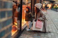 La carga mental de las madres se multiplica en navidades: “Lo que más me abruma es que la familia de mi marido me pregunte a mí, y no a él, qué compran a los niños”