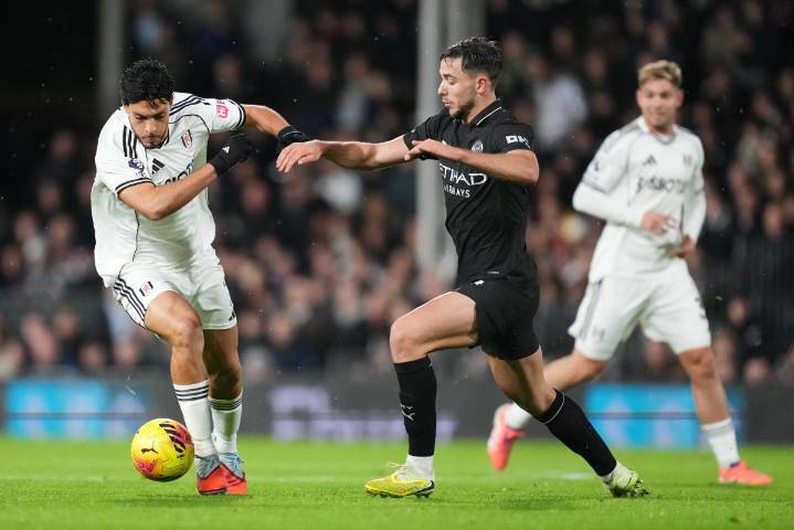 Raúl Jiménez aparece en el cierre pero Fulham cae 4