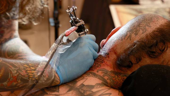 «Al tatuarte la piel, también tatúas tu sistema inmunitario»: la conclusión de un estudio que alerta sobre el riesgo de esta práctica