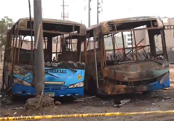 SMP: incendiaron dos buses de La Estrella en presunto ataque extorsivo