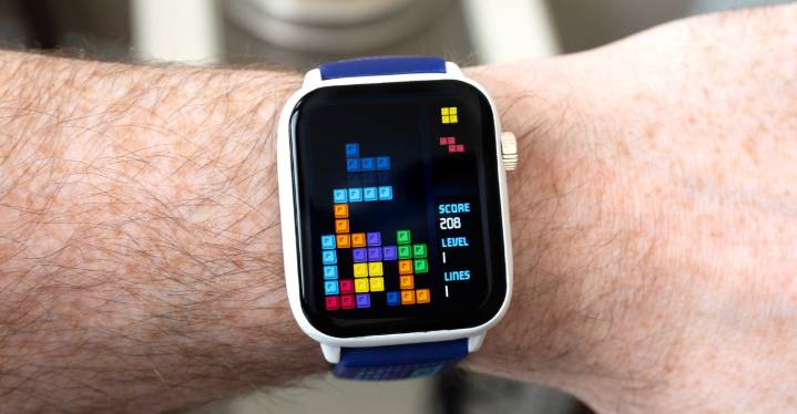 This Tetris-playing watch struggles with the one thing it should be great at