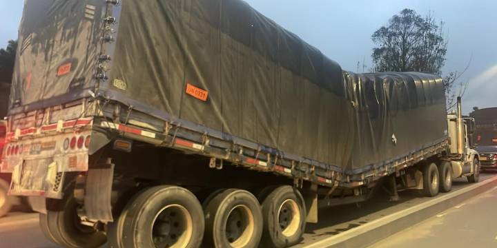 Camión con material explosivo se partió en dos en la autopista Norte en Bogotá: Indumil confirmó cuál es el material y dio malas noticias a los conductores