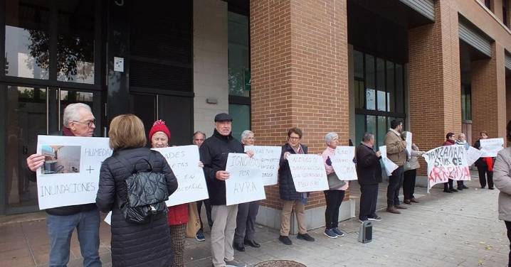 La protesta de los vecinos de la manzana 14 del barrio del Guadalquivir: "En las viviendas hay plagas de ratas, cucarachas y mosquitos"