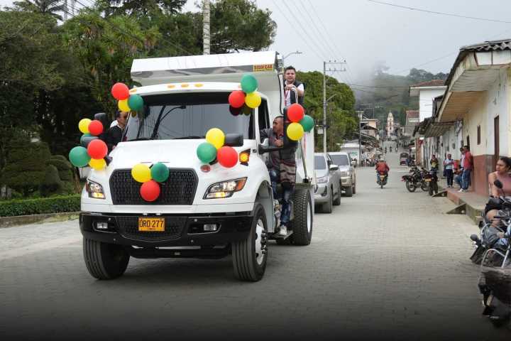 OBRAS VIALES RECIBEN NUEVA MAQUINARIA 
