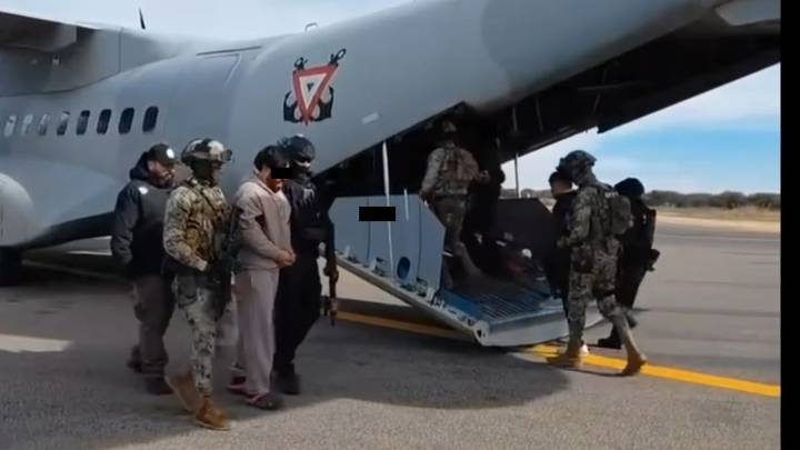 Revelan videos del traslado de Edgar N, 'Limones', a Ciudad de México tras su detención