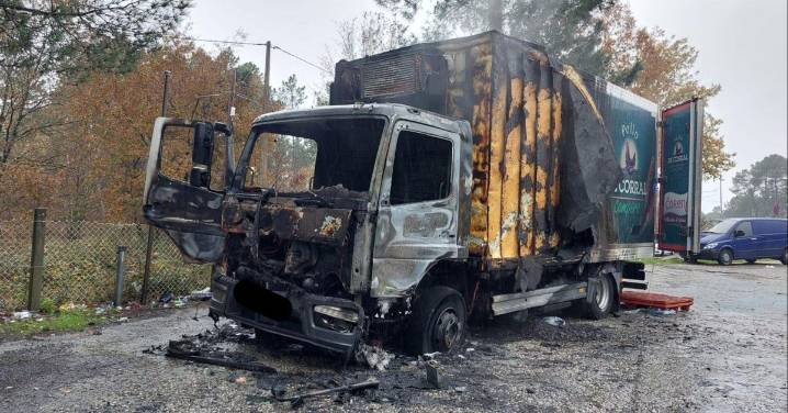Prende en llamas un camión de Coren en la OU-504 a la altura de O Carballiño